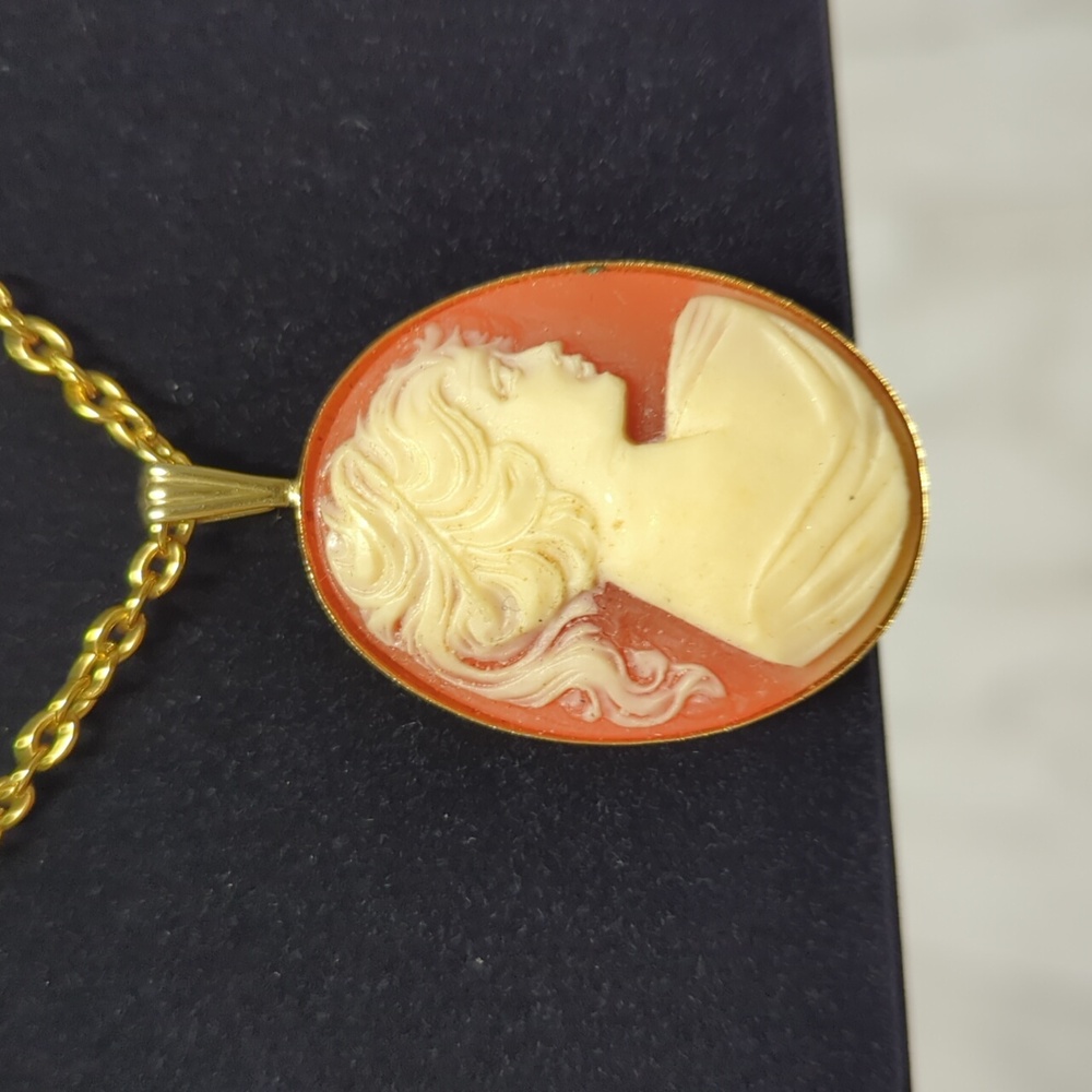 Vintage Victorian Cameo pendant necklace